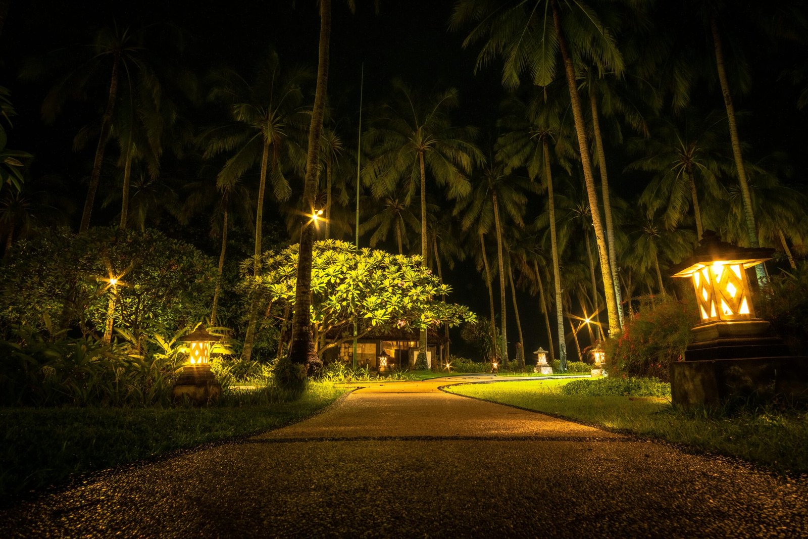Why Does Choosing the Right Outdoor Lighting Change the Entire Ambiance?